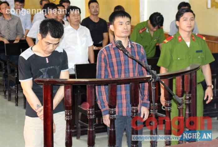 Hai đối tượng Lê Đăng Thanh (ngoài cùng bên trái) và Phan Xuân Thanh trước vành móng ngựa