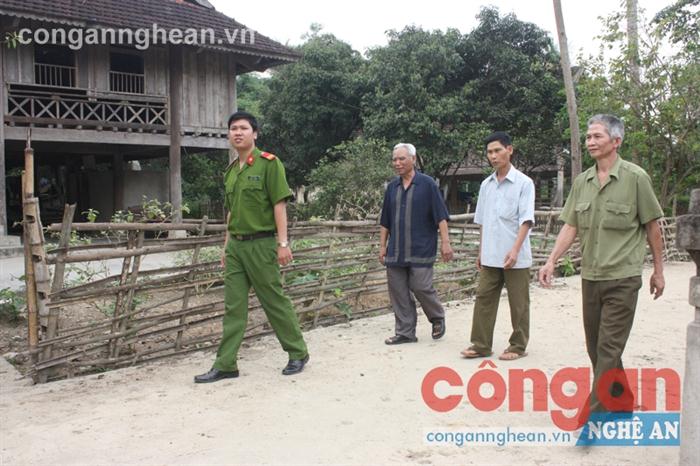 Công an huyện Con Cuông, Công an xã Yên Khê phối hợp với Ban cán sự bản Nưa tuần tra đảm bảo ANTT thôn bản