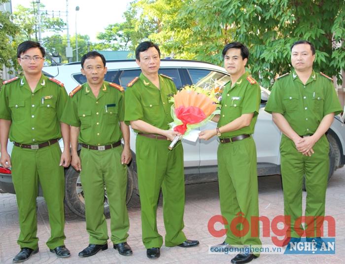 Trung tá Đồng chí Nguyễn Đức Hải, Phó Giám đốc Công an tỉnh tặng hoa chúc mừng chiến công của Phòng PC52