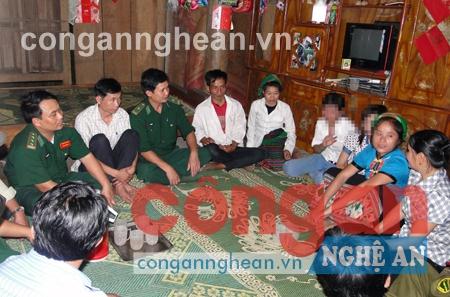 Các cơ quan chức năng tuyên truyền về phòng, chống mại dâm tại nhà hai bé gái bị bán sang                    Trung Quốc ở xã Hạnh Dịch, huyện Quế Phong