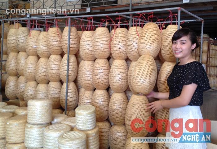 Gia nhập AEC, các doanh nghiệp cần phải tạo dựng được thương hiệu sản phẩm              trên thị trường quốc tế (ảnh chụp tại cơ sở sản xuất mây tre đan xuất khẩu Đức Phong)
