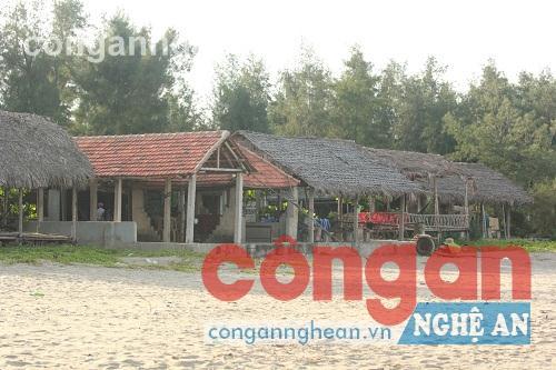 Những lều quán tạm bợ, xập xệ tại bãi biển Quỳnh Bảng