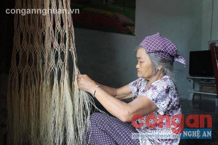 Bà Trương Thị Nhâm quyết tâm giữ nghề để truyền lại cho con cháu
