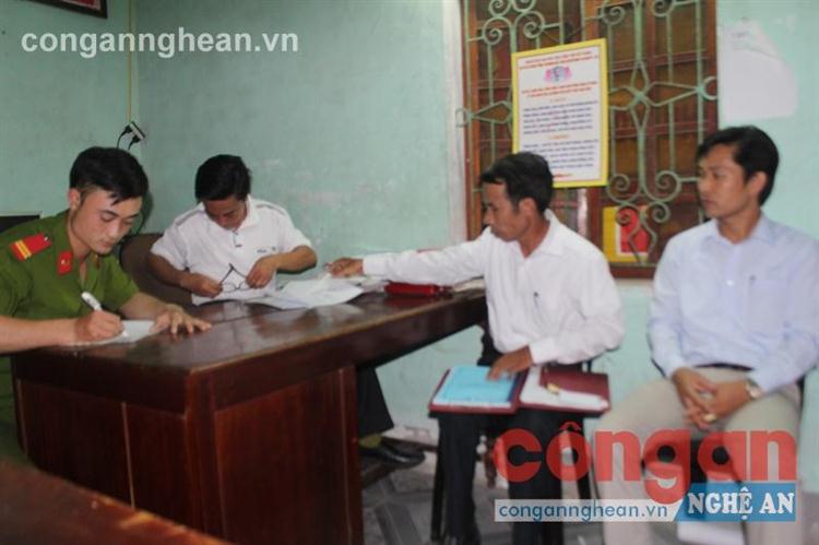 Lực lượng Công an và chính quyền địa phương                     lập biên bản sự việc