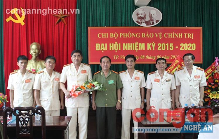 Đồng chí Đại tá Nguyễn Tiến Dần, Phó Giám đốc Công an tỉnh chúc mừng BCH nhiệm kỳ 2015 - 2020