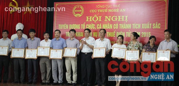 Biểu dương các tập thể, cá nhân có thành tích xuất sắc trong công tác                   triển khai dịch vụ nộp thuế điện tử 