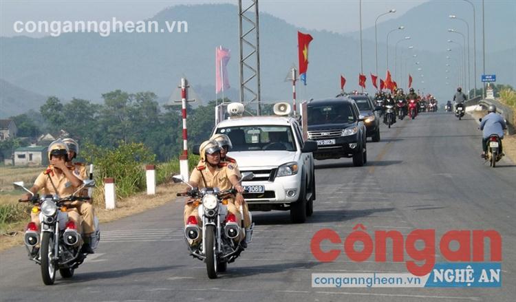 Các lực lượng tham gia diễu hành                      tuyên truyền về phòng, chống ma tuý