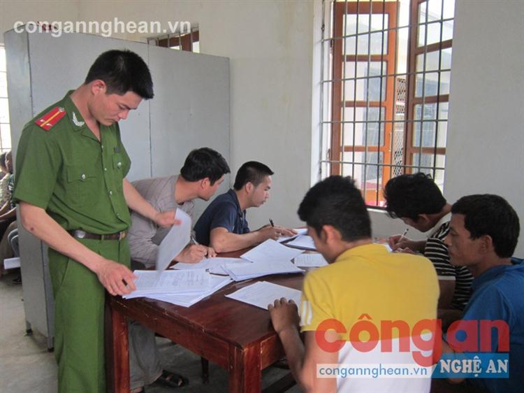 Cán bộ Công an huyện Nghĩa Đàn lấy lời khai                của các đối tượng đánh bạc