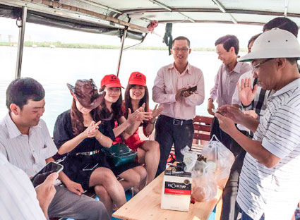 Du khách tham gia chuyến thực nghiệm tour du lịch bằng đường sông của Công ty Anpha Travel.