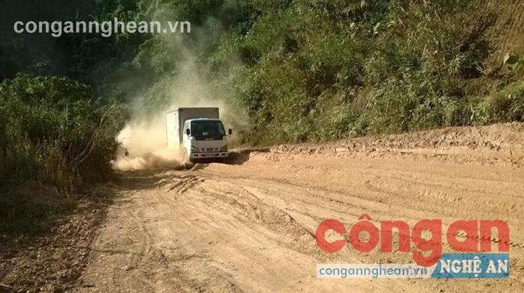 Tuyến đường ngập trong bụi ảnh hưởng lớn              tới việc đi lại của người dân