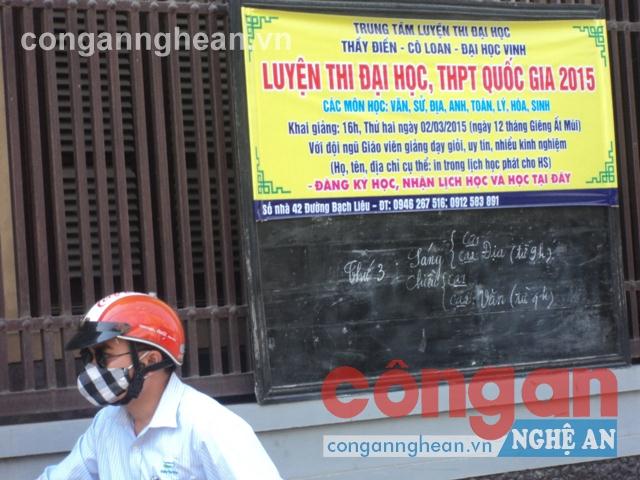 Lò luyện thi treo băng rôn quảng cáo từ nhiều tháng nay                                                nhưng có rất ít học sinh đến đăng ký học