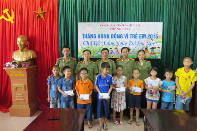 Cấp ủy Lãnh đạo đơn vị chụp ảnh cùng các cháu đạt thành tích trong học tập  