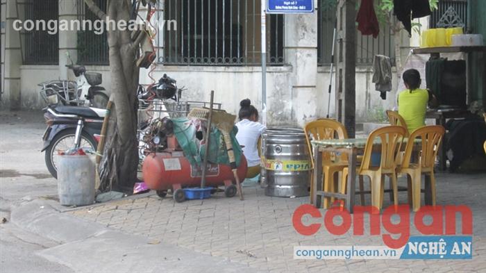 Bình bơm hơi cũ “phơi nắng, phơi mưa” ở lề đường tiềm ẩn nguy cơ phát nổ