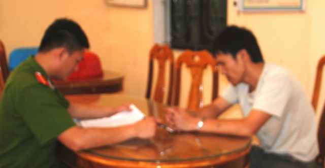Đối tượng Bùi Văn Tùng tại cơ quan công an