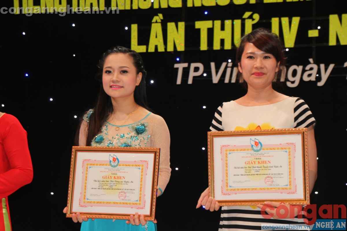 Trao giải Nhất đơn ca cho các đơn vị