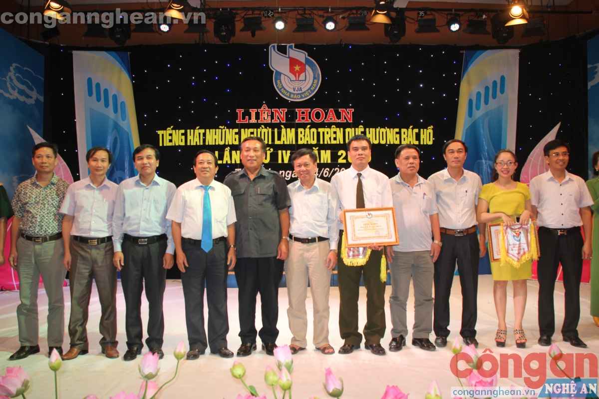 Các đại biểu chụp ảnh lưu niệm với các đơn vị tham gia