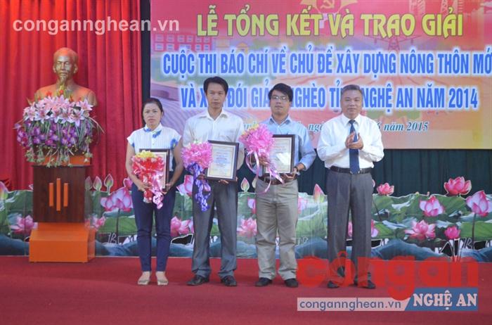 Đồng chí Lê Bá Hùng, Ủy viên Ban Thường vụ, Trưởng ban Tuyên giáo Tỉnh ủy, Trưởng ban tổ chức cuộc thi trao giải Nhì cho các tác giả