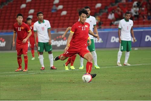 Hồng Quân chính xác trên chấm 11m để mở tỷ số cho U23 Việt Nam