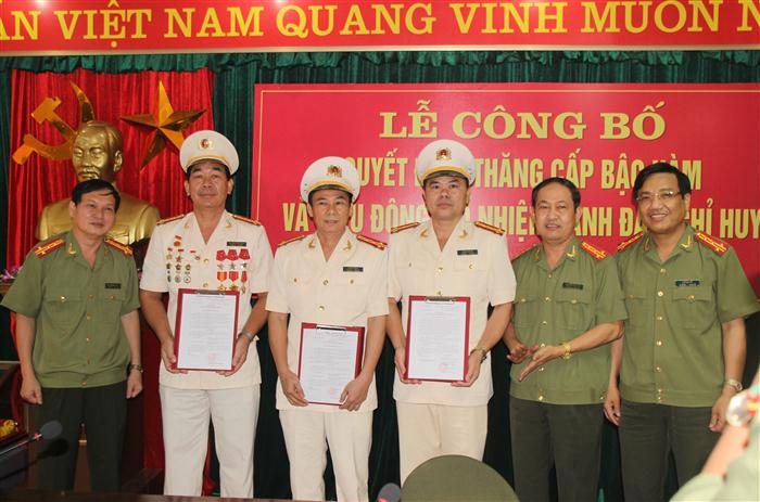 Trao quyết định thăng cấp bậc hàm Đại tá cho 3 đồng chí