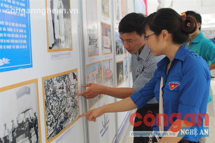 Thế hệ trẻ đến với triển lãm trưng bày tư liệu về Hoàng Sa, Trường Sa