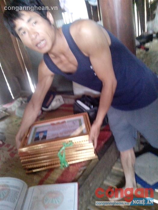 Anh Vi Văn Minh trú tại bản Mòng 1, xã Cắm Muộn,                   huyện Quế Phong với tập giấy chứng nhận “giả”
