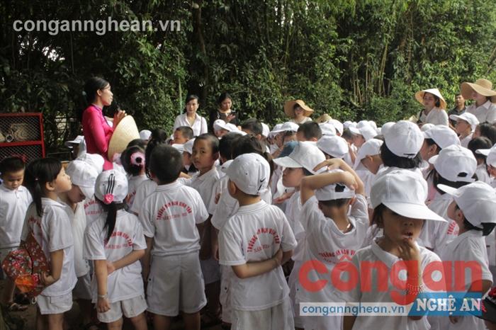 Các cháu Trường Mầm non Vinh Tân háo hức, thích thú khi được nghe thuyết minh về thuở thiếu thời của Bác