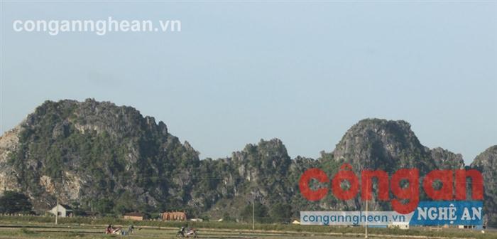Lèn đá Vũ Kỳ nằm sát nghĩa trang của 5 xóm thuộc xã Đồng Thành