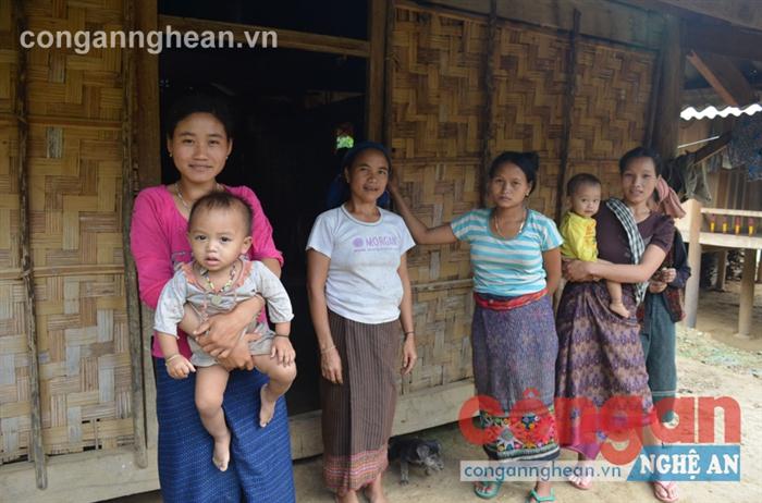Nhiều phụ nữ vùng cao đã trở thành vợ và làm mẹ khi chưa đủ tuổi kết hôn