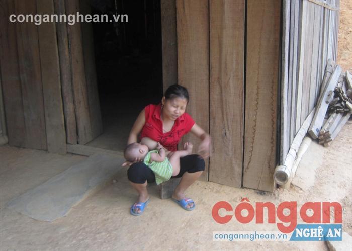 Mới 16 tuổi nhưng thiếu phụ Lô Thị Trang ở bản Xốp Mạt, xã Lượng Minh, huyện Tương Dương đã là mẹ của đứa con gần 1 tuổi