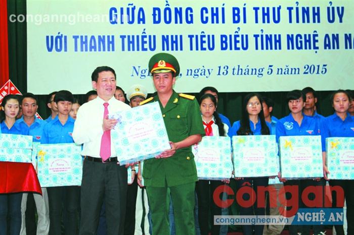 Đồng chí Bí thư Tỉnh ủy Hồ Đức Phớc trao thưởng cho Trung úy Đinh Trọng Kiên                                       tại lễ tuyên dương “Thanh, thiếu nhi tiêu biểu Nghệ An năm 2015”