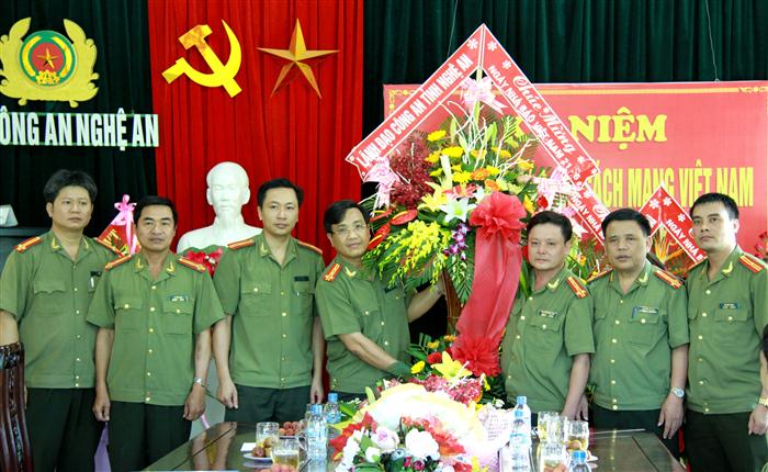 Thay mặt Ban Thường vụ, lãnh đạo công an tỉnh, Đồng chí Đại tá Hồ Văn Tứ - Phó Bí thư Đảng ủy, Phó giám đốc Công an tỉnh tặng hoa chúc mừng tập thể cán bộ chiến sĩ Báo Công an Nghệ An 