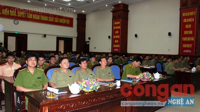 Các đại biểu tham dự lớp khai giảng