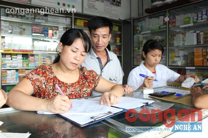 Đoàn kiểm tra một cơ sở bán thuốc trên địa bàn TP Vinh