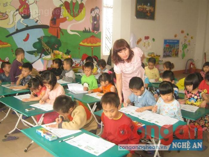 Cho trẻ làm quen với chữ cái là chuẩn bị kỹ năng để trẻ sẵn sàng bước vào lớp 1