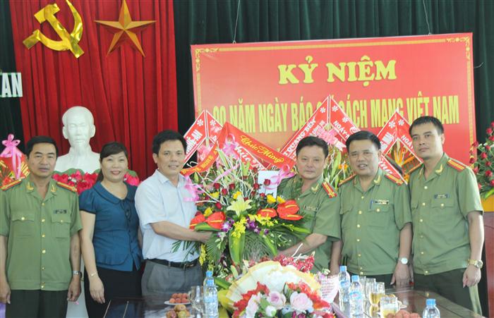Sở Y tế tặng hoa chúc mừng