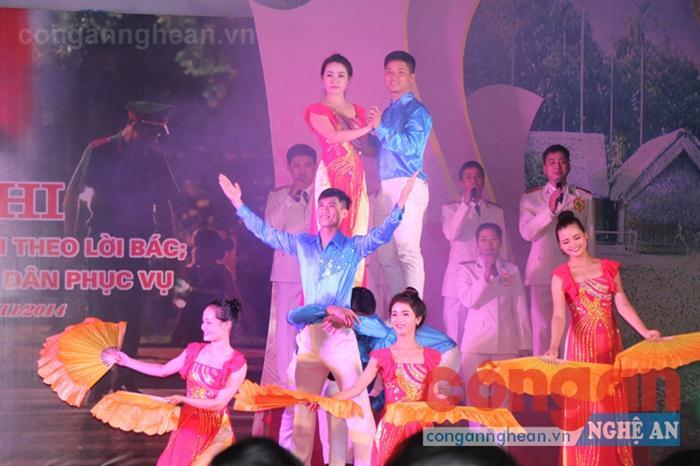 Đội văn nghệ xung kích Công an tỉnh với chương trình              nghệ thuật được dàn dựng công phu, đặc sắc
