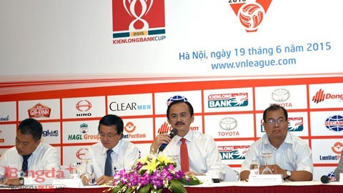 Lãnh đạo của VPF trả lời các câu hỏi của truyền thông.
