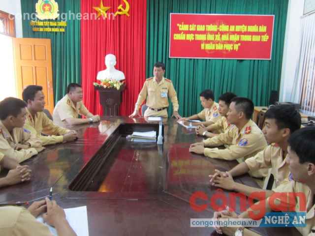 Đội CSGT-TT Công an huyện trao đổi về văn hóa ứng xử trong tuần tra kiểm soát giao thông 