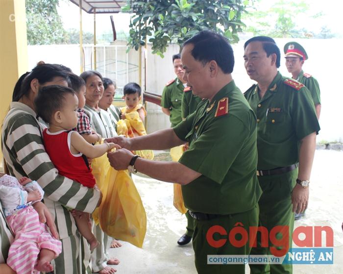 Lãnh đạo Tổng cục Cảnh sát Thi hành án hình sự và hỗ trợ tư pháp  và  Ban giám thị Trại giam số 6 tặng quà cho trẻ em theo mẹ vào trại giam tại Phân trại số 3 