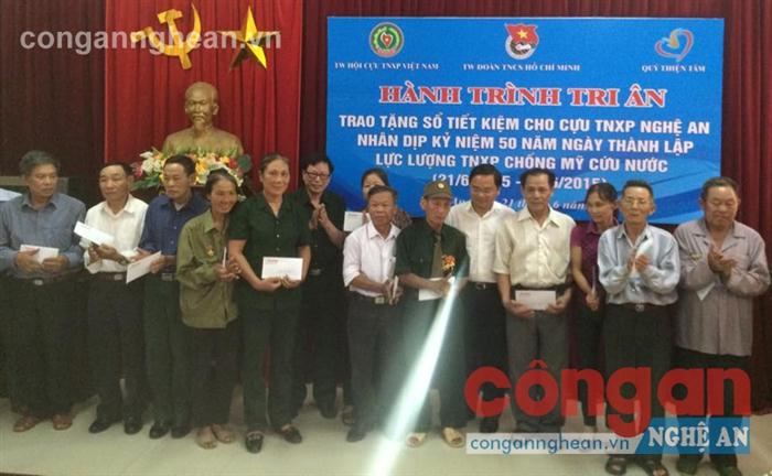 Trao quà cho các cựu TNXP có hoàn cảnh khó khăn