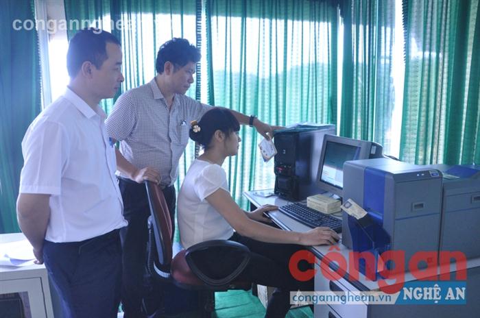 Bộ phận giúp việc tiến hành các quy trình cấp GPLX trực tiếp tại Trung tâm Sát hạch cơ giới đường bộ