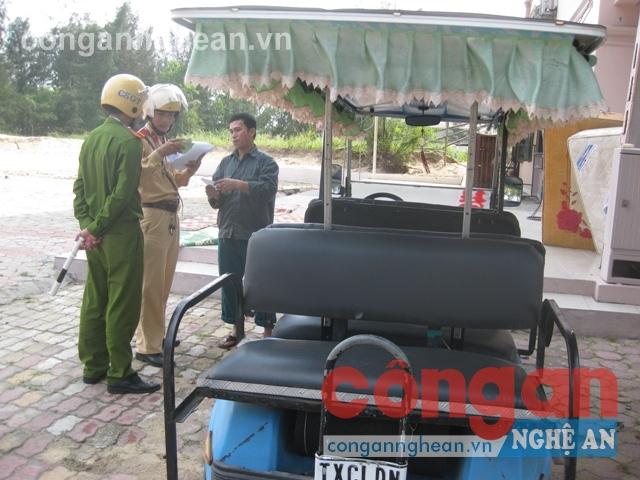Lực lượng CSGT Công an TX Cửa Lò tăng cường kiểm tra hoạt động  của loại hình xe ôtô điện 4 bánh