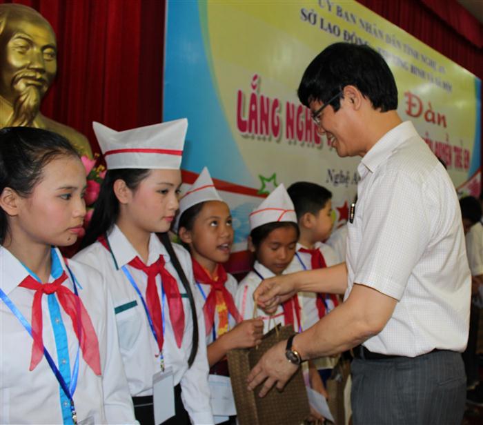 Đồng chí Lê Xuân Đại, Phó Chủ tịch thường trực UBND tỉnh tặng quà cho một số trẻ em trên địa bàn tỉnh
