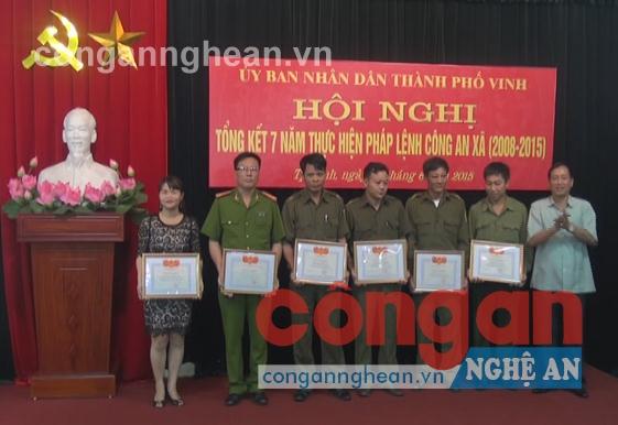 Các tập thể và cá nhân được khen thưởng vì có thành tích xuất sắc trong thực hiện Pháp lệnh Công an xã
