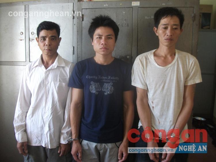 Các đối tượng mua bán trái phép chất ma túy bị Công an huyện Quế Phong bắt giữ