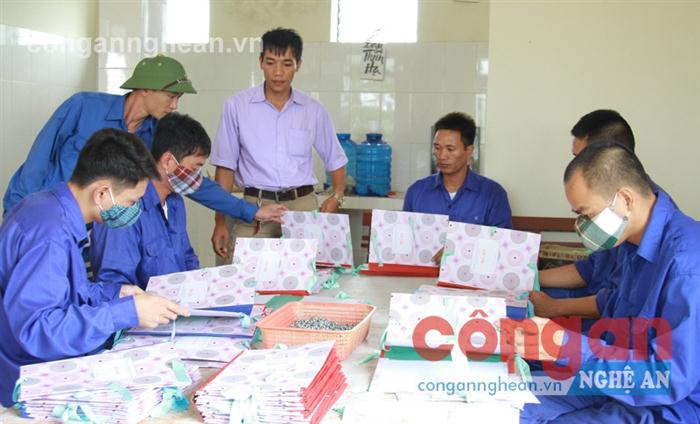 Công tác dạy nghề cho học viên cai nghiện để giúp họ tái hòa nhập cộng đồng hiệu quả cũng là một giải pháp cần đẩy mạnh trong việc đẩy lùi ma túy ra khỏi cộng đồng (Trong ảnh: Dạy nghề cho học viên cai nghiện ma túy tại Trung tâm GDLĐXH TP Vinh) - Ảnh: Thiên Thảo 