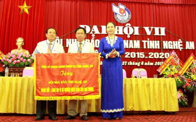Đồng chí Đinh Thị Lệ Thanh, Ủy viên BTV Tỉnh ủy, Phó Chủ tịch UBND tỉnh Nghệ An trao bức trướng “Đoàn kết, sáng tạo vì sự nghiệp phát triển của quê hương” cho Hội nhà báo Nghệ An.