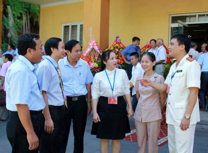 Các đại biểu thảo luận, trao đổi bên lề Đại hội. 