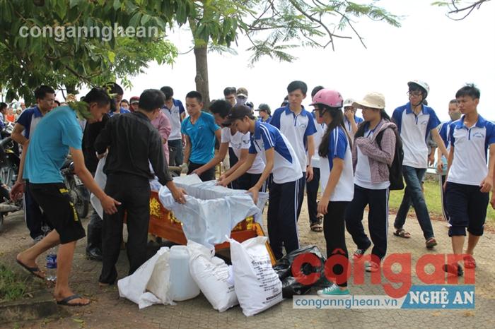 Các sinh viên Trường Đại học Y khoa Vinh cùng người thân lo hậu sự cho N. và L.
