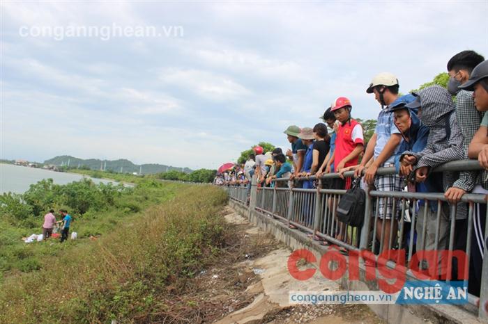 Rất đông người dân hiếu kỳ theo dõi diễn biến vụ việc